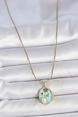 316L Çelik Gold Renk Zincir Mavi Çiçek İşlemeli İnci Detay Portre Model Kadın Kolye
