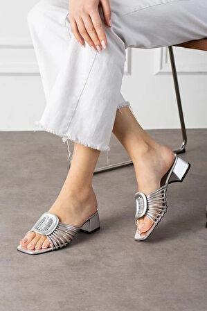 Anca Gümüş Rugan Topuklu Terlik