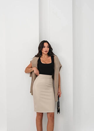 Arkadan yırtmaçlı kalem etek bej