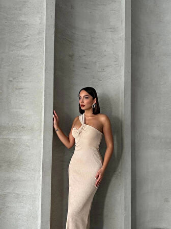 Tek omuz pliseli elbise