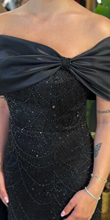 Siyah Madonna Yaka Yırtmaçlı Düz Kesim Pullu Boncuklu Uzun Abiye Elbise 11029-07