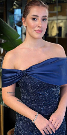 Lacivert Madonna Yaka Yırtmaçlı Düz Kesim  Pullu Boncuklu Uzun Abiye Elbise 11029-01