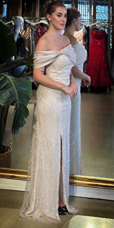 Pudra Renk Madonna Yaka Yırtmaçlı Düz Kesim  Pullu Boncuklu Uzun Abiye Elbise 11029-05