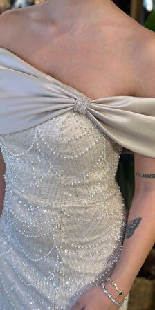 Pudra Renk Madonna Yaka Yırtmaçlı Düz Kesim  Pullu Boncuklu Uzun Abiye Elbise 11029-05