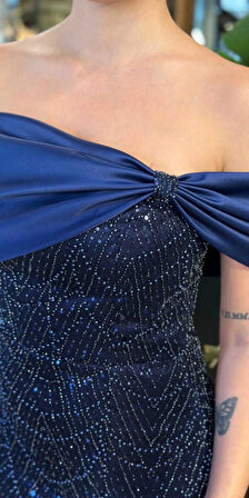 Lacivert Madonna Yaka Yırtmaçlı Düz Kesim  Pullu Boncuklu Uzun Abiye Elbise 11029-01