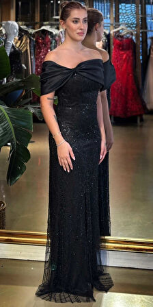 Siyah Madonna Yaka Yırtmaçlı Düz Kesim Pullu Boncuklu Uzun Abiye Elbise 11029-07