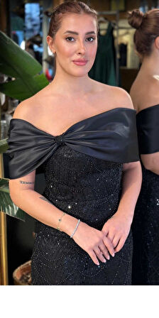 Siyah Madonna Yaka Yırtmaçlı Düz Kesim Pullu Boncuklu Uzun Abiye Elbise 11029-07