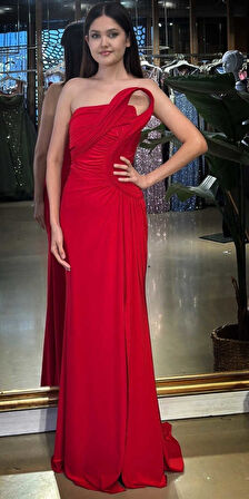 Kırmızı Straplez Yaka Detaylı Yırtmaçlı Düz Kesim Likralı Uzun Abiye Elbise 11031