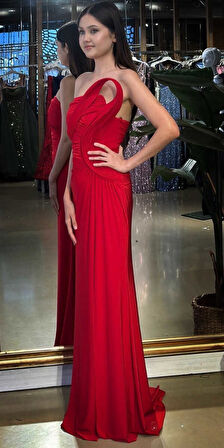 Kırmızı Straplez Yaka Detaylı Yırtmaçlı Düz Kesim Likralı Uzun Abiye Elbise 11031