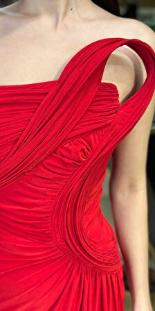 Kırmızı Straplez Yaka Detaylı Yırtmaçlı Düz Kesim Likralı Uzun Abiye Elbise 11031