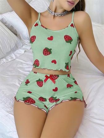 Pamuklu Yeşil Üstüne Çilek Desen Fitilli Askılı Şortlu Pijama Takımı