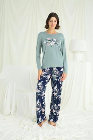 Çiçek ve Yaprak Desenli Baskılı Pijama Takımı