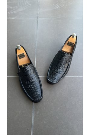 HAKİKİ DERİ SİYAH GÜNLÜK KLASİK KISA TOPUKLU LOAFER YENİ SEZON ERKEK AYAKKABI 110420262251