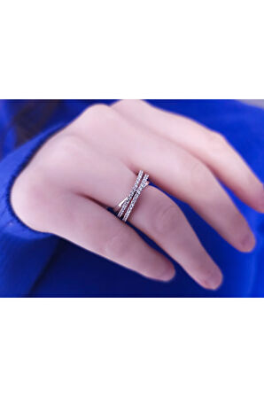 Çift Sıra Taşlı Üçlü Pırlanta Yarım Tur Yüzük