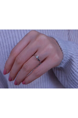 F Renk 0,08 Karat Pırlanta Kalpli Tektaş Yüzük