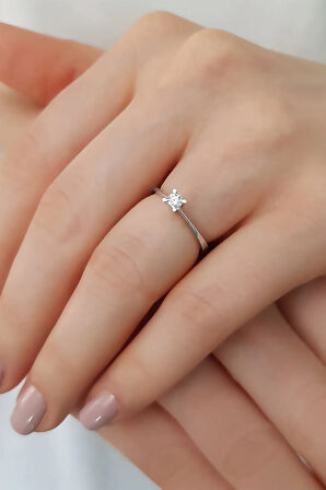 E Renk 0,13 Karat Pırlanta Tektaş Yüzük