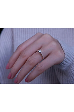 E Renk 0,27 Karat Pırlanta Tektaş Yüzük