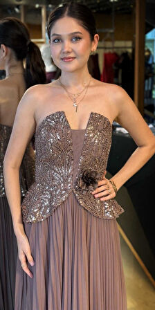 Kahverengi Straplez Yaka Çiçek Detaylı Sırt Dekolteli  Kloş Etekli Tül Uzun Abiye Elbise 11054