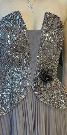 Kahverengi Straplez Yaka Çiçek Detaylı Sırt Dekolteli  Kloş Etekli Tül Uzun Abiye Elbise 11054