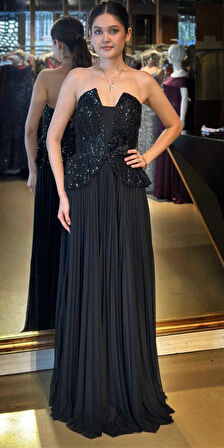 Siyah Straplez Yaka Çiçek Detaylı Sırt Dekolteli  Kloş Etekli Tül Uzun Abiye Elbise 11054