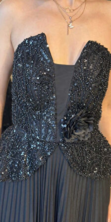 Siyah Straplez Yaka Çiçek Detaylı Sırt Dekolteli  Kloş Etekli Tül Uzun Abiye Elbise 11054