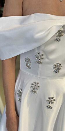 Beyaz Madonna Yaka Taş Detaylı Kloş Etekli  Saten Uzun Abiye Elbise 11063-09