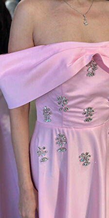 Pembe Madonna Yaka Taş Detaylı Kloş Etekli  Saten Uzun Abiye Elbise 11063-06