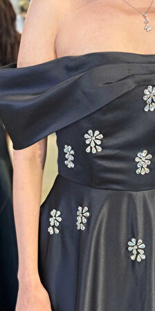 Siyah Madonna Yaka Taş Detaylı  Kloş Etekli  Saten Uzun Abiye Elbise 11063-07