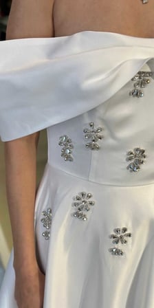 Beyaz Madonna Yaka Taş Detaylı Kloş Etekli  Saten Uzun Abiye Elbise 11063-09