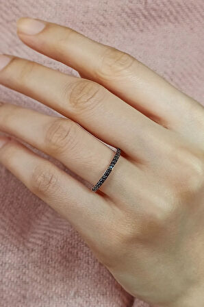 Siyah Pırlanta Taşlı Ince Yarım Tur Yüzük