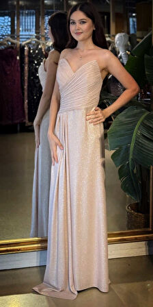 Gold Straplez Yaka Göğüs Dekolteli  Düz Kesim Likralı Parlak Kumaş Uzun Abiye Elbise 11083-01