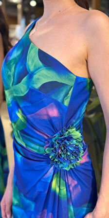 Saks Tek Omuzlu Çiçek Detaylı  Kloş Etekli  Desenli Uzun Abiye Elbise 11087-02