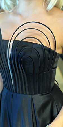 Siyah Straplez Yaka  Sırt Dekolteli Kloş Etekli Saten Uzun Abiye Elbise 11088