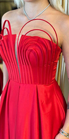 Kırmızı Straplez Yaka  Sırt Dekolteli Kloş Etekli Saten Uzun Abiye Elbise 11088