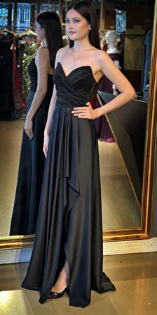 Siyah Straplez Yaka Anvelop Yırtmaçlı Kloş Etekli Saten Uzun Abiye Elbise 11095