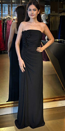 Siyah Çiçek Detaylı Straplez Yaka Yırtmaçlı Düz Kesim Likralı Uzun Abiye Elbise 11096