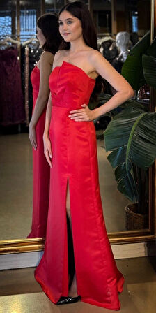 Kırmızı Straplez Yaka Sırt Dekolteli Yırtmaçlı Düz Kesim  Saten Uzun Abiye Elbise 11102-03