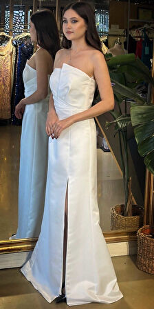 Beyaz Straplez Yaka Sırt Dekolteli Yırtmaçlı Düz Kesim  Saten Uzun Abiye Elbise 11102-05