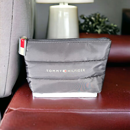 tommy hilfiger erkek seyehat  el çantası genişlik 24- derinlik-14 cm  VİNTAGE