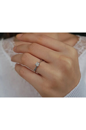 E Renk 0,28 Karat Pırlanta Tektaş Yüzük