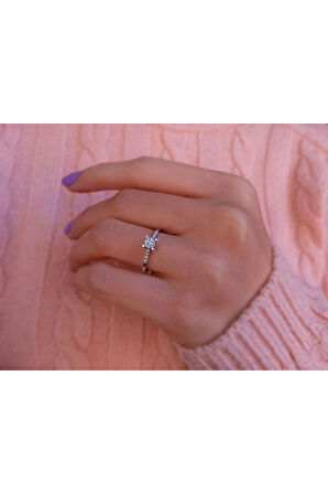 0,30 Karat Görünümlü Pırlanta Tektaş Yüzük