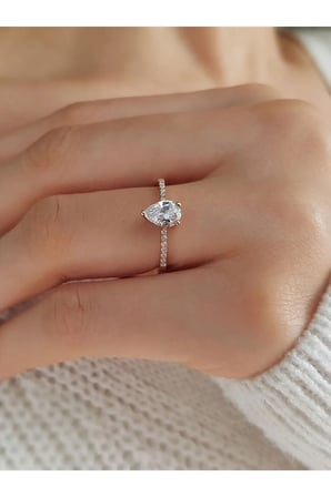 Pırlanta Ve Damla Kesim Beyaz Topaz Taşlı Yüzük