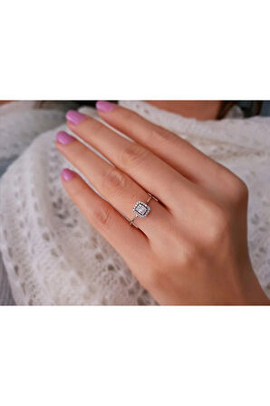 E Renk 0,14 Karat Baget Pırlanta Yüzük