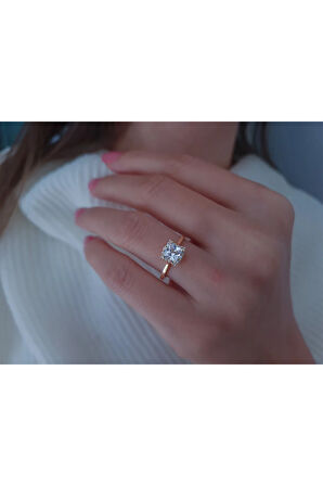 Pırlanta ve Beyaz Topaz Taşlı Alara Yüzük