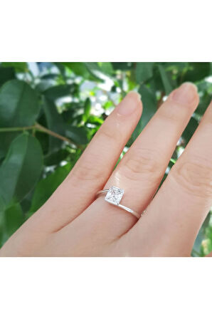 G Renk 0,25 Karat Prenses Kesim Pırlanta Tektaş Yüzük