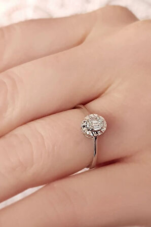 Işıltı Efektli Baget Pırlanta Yüzük