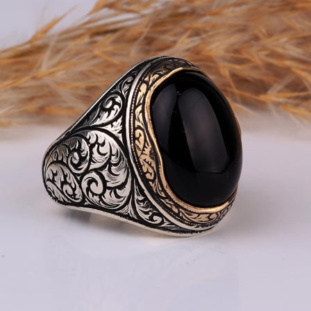 KALEM İŞLEME MOTİFLİ OVAL MODEL ONIX TAŞLI GÜMÜŞ YÜZÜK