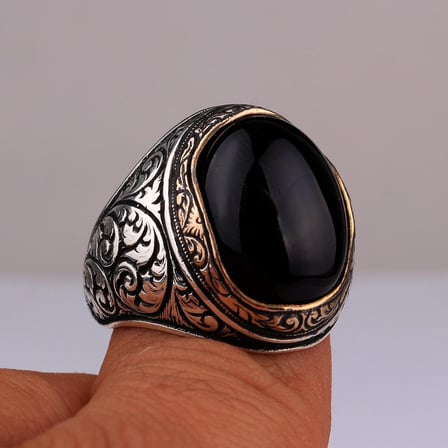 KALEM İŞLEME MOTİFLİ OVAL MODEL ONIX TAŞLI GÜMÜŞ YÜZÜK