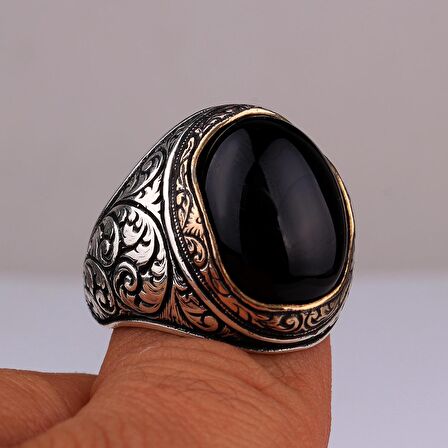 KALEM İŞLEME MOTİFLİ OVAL MODEL ONIX TAŞLI GÜMÜŞ YÜZÜK