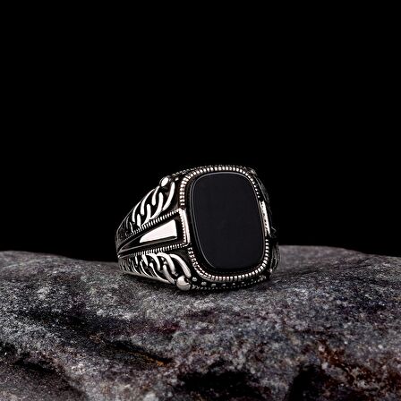 925 AYAR GÜMÜŞ ONİX TAŞLI DESEN MİTFLİ ERKEK YÜZÜK